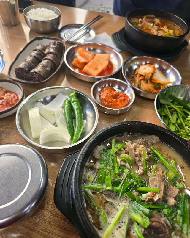 푸짐한 순대국밥 한 상 차림