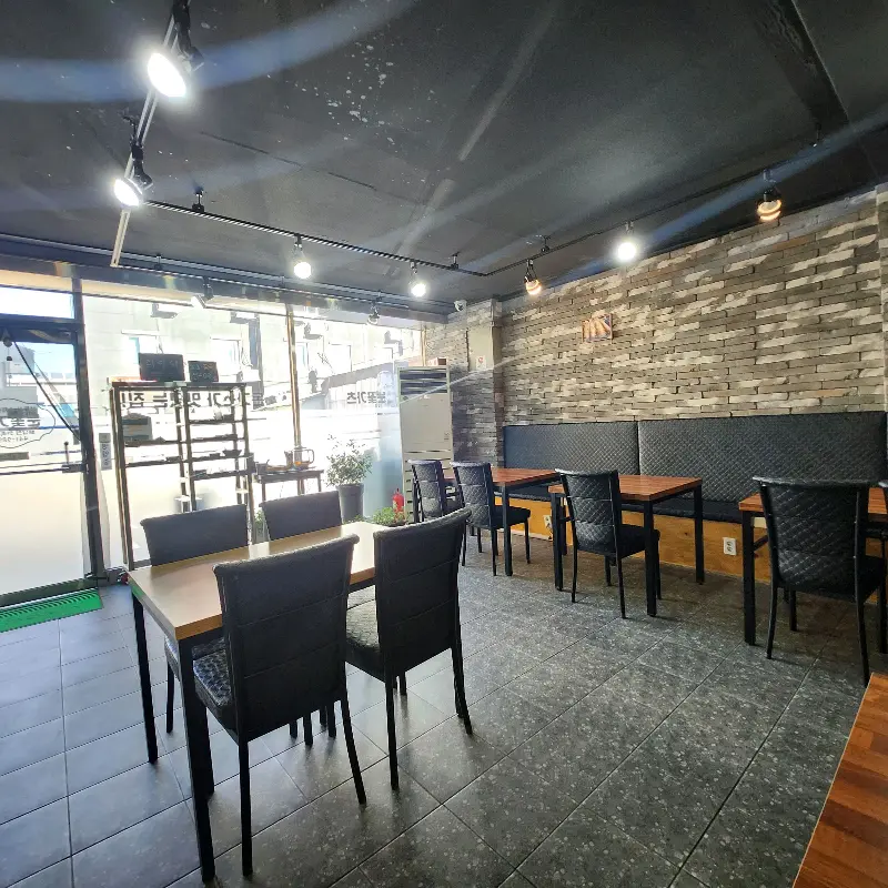 넓고 깔끔한 매장 내부