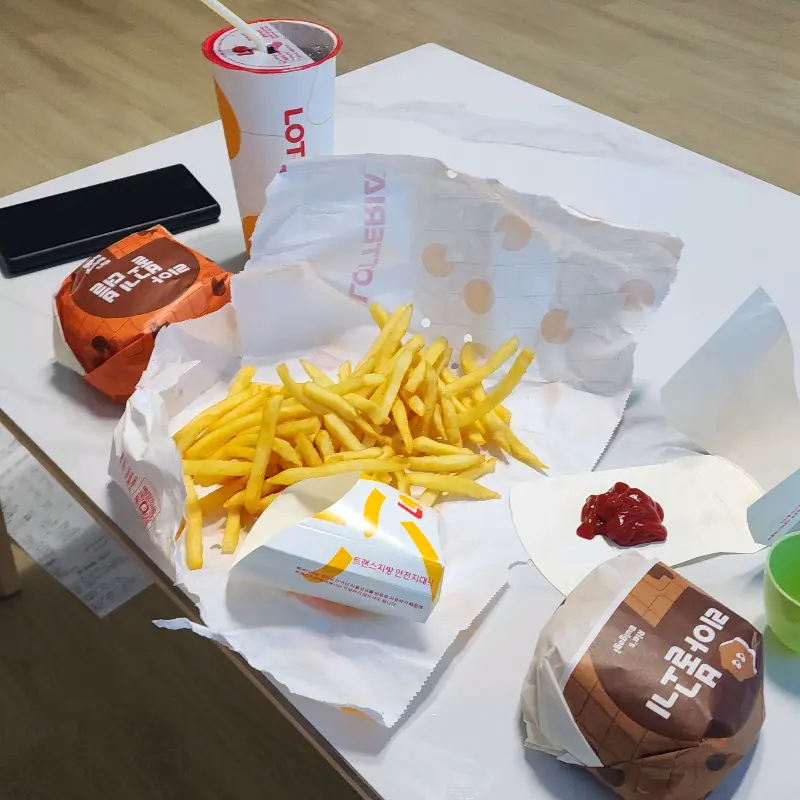 불고기버거와 감자튀김