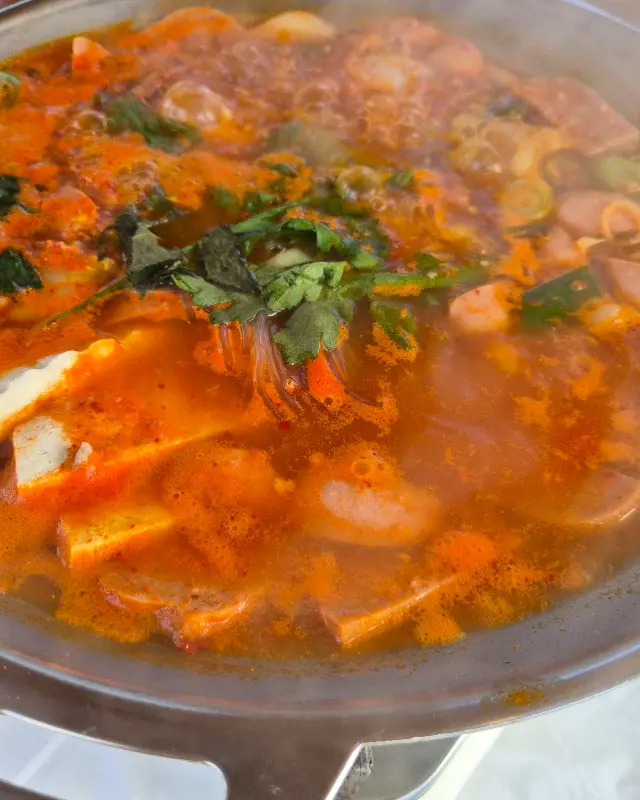 보글보글 끓는 부대찌개