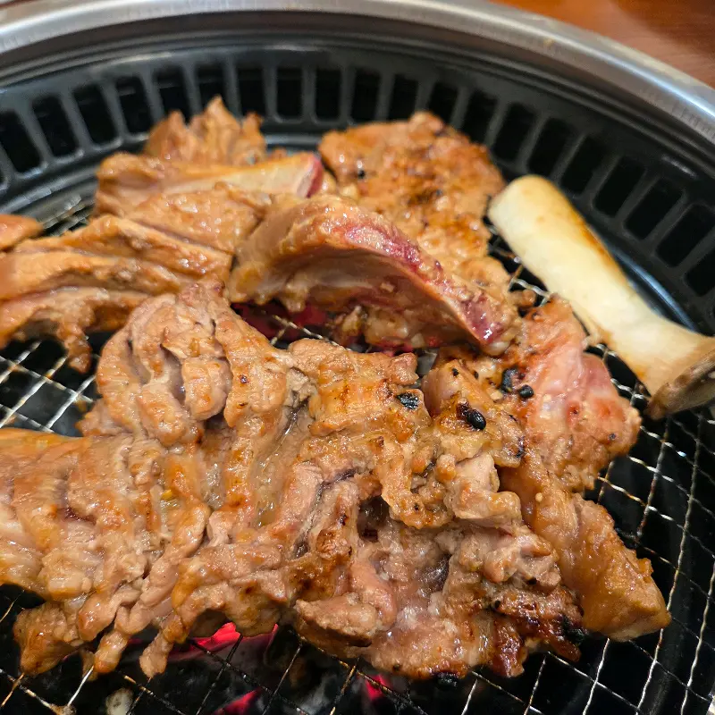 노릇하게 구워진 돼지갈비