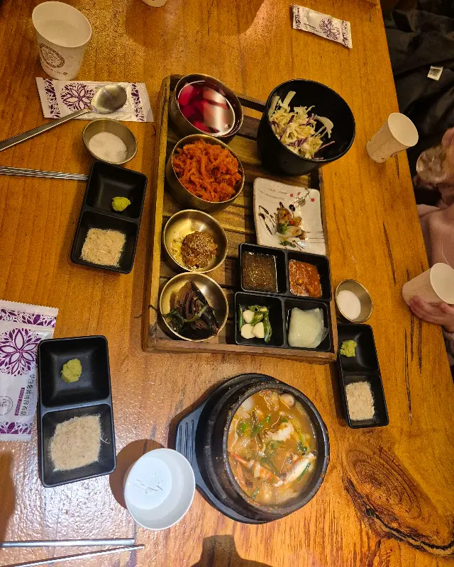 정갈하게 차려진 한 상, 눈과 입이 모두 즐겁다.