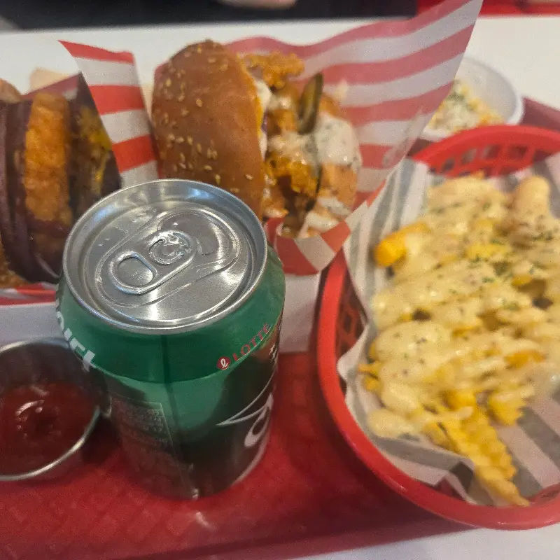 음료와 함께 제공되는 버거 세트