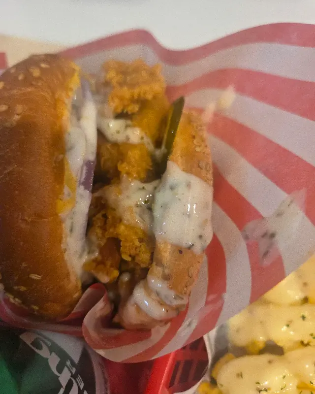 내슈빌 치킨 버거 확대 사진