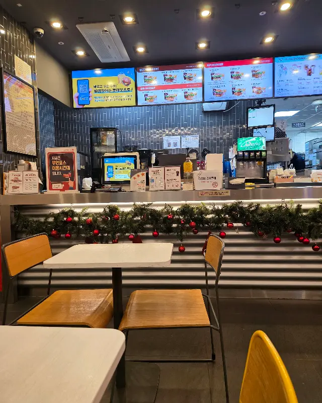 깔끔한 롯데리아 인덕원역점 내부