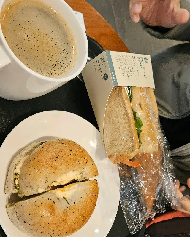 베이글과 샌드위치가 함께 놓인 접시