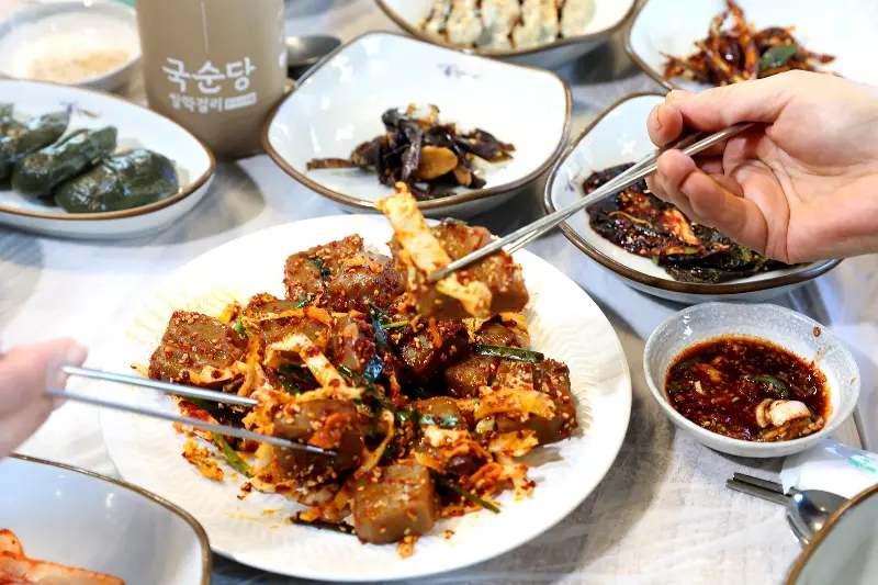 윤기가 흐르는 닭볶음과 정갈한 밑반찬