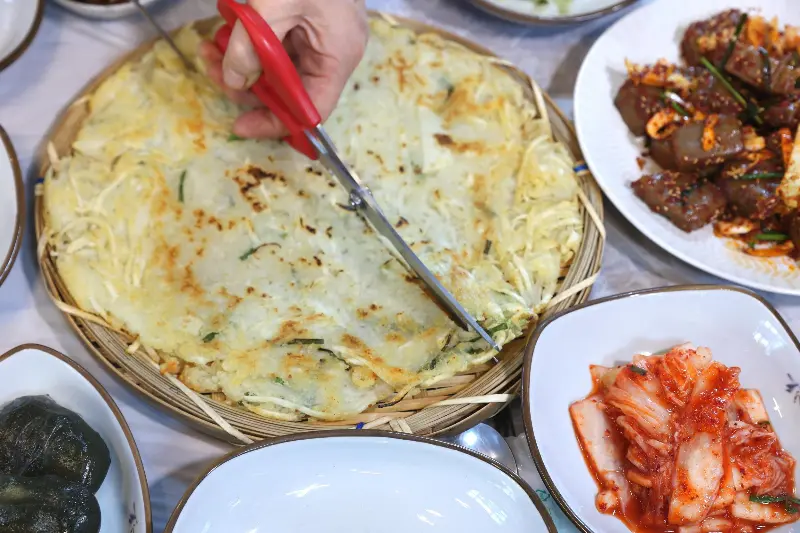 감자전을 자르는 모습