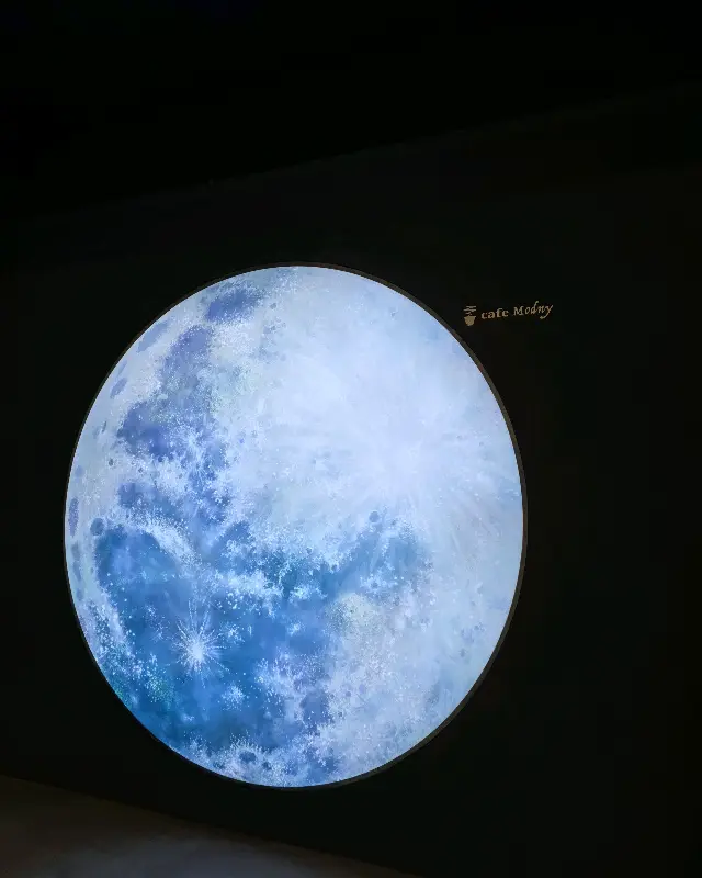 카페 모드니의 달 조형물