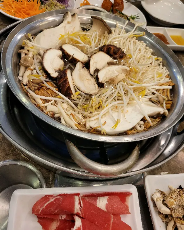 싱싱한 해산물이 가득 담긴 샤브샤브