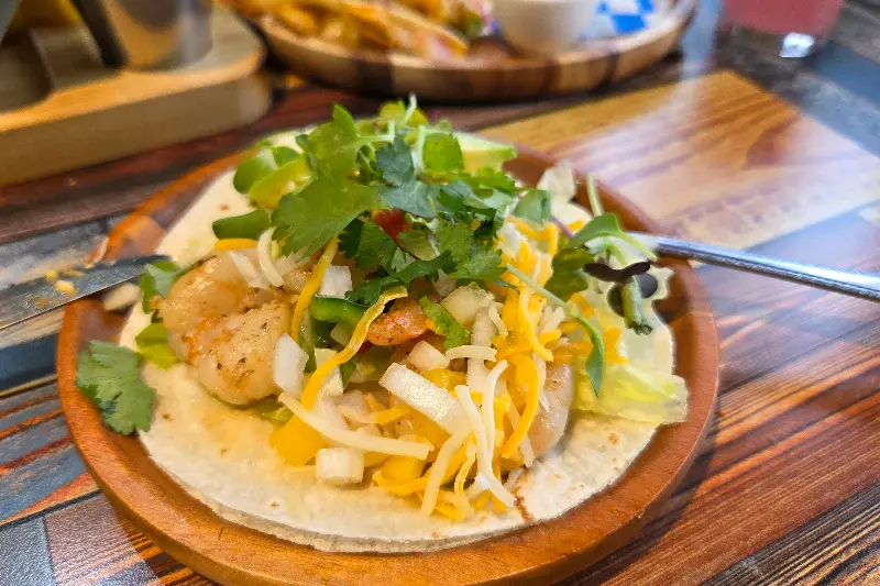 음료를 즐기며 여유로운 시간을 보내는 모습