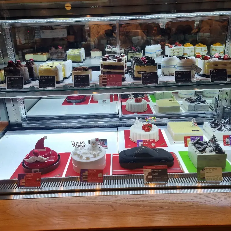 투썸플레이스 케이크 진열대