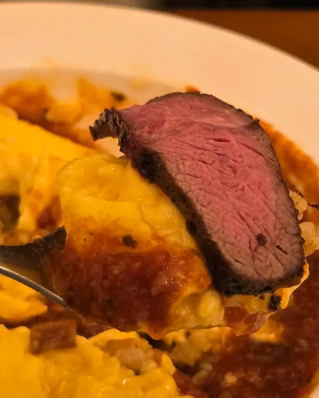 크리스마스 분위기로 장식된 매장 내부