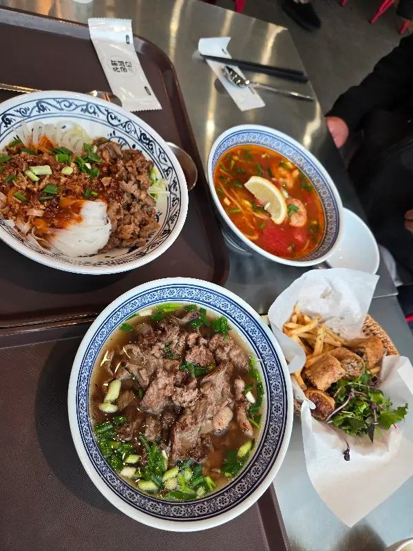 테이블 가득 차려진 쌀국수, 분짜, 짜조, 감자튀김