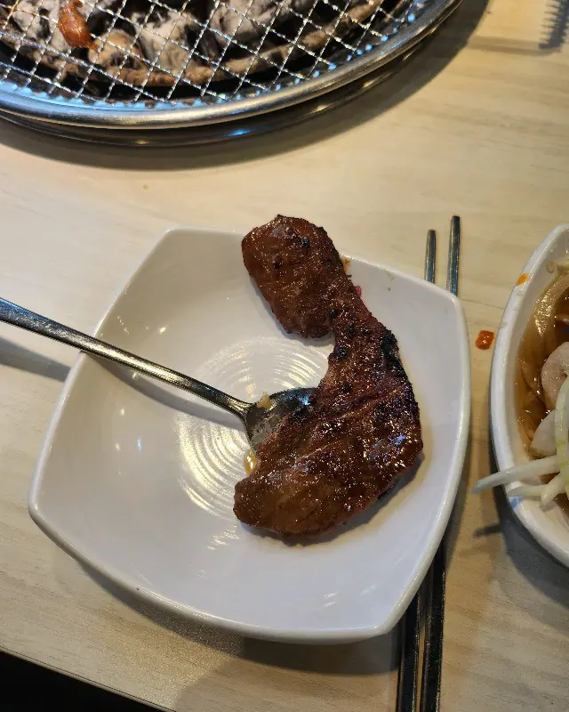 윤기가 흐르는 갈비 한 점