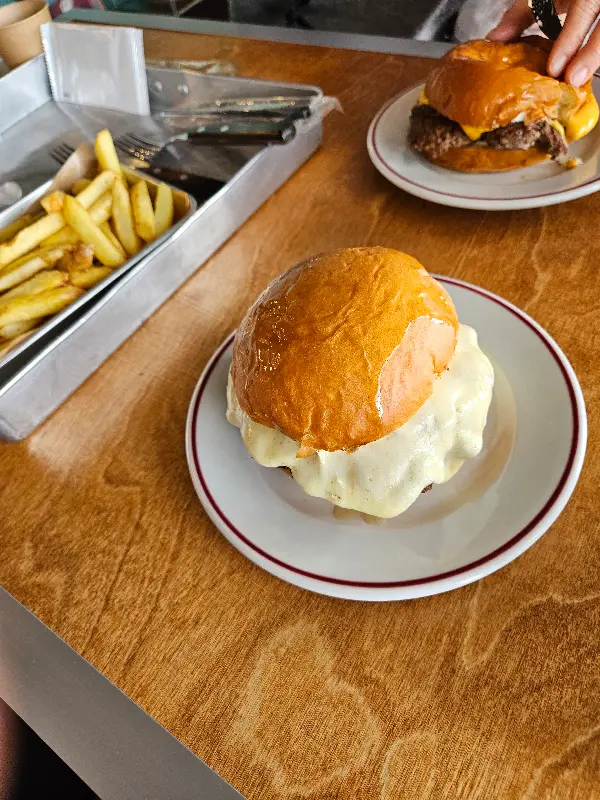 모짜렐라 치즈가 듬뿍 올라간 버거