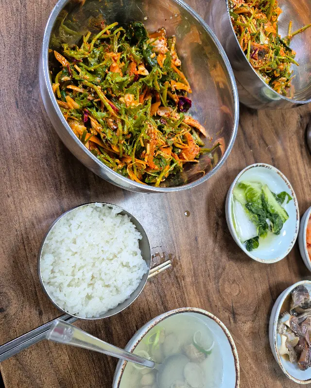 밴댕이 무침과 밥, 밑반찬이 놓인 테이블