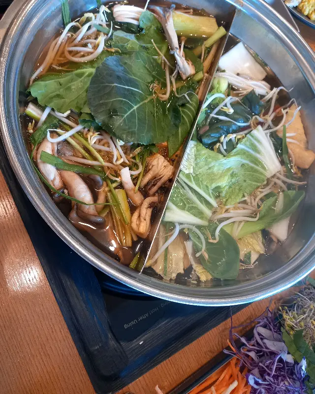 각종 야채와 해산물이 들어간 샤브샤브 냄비