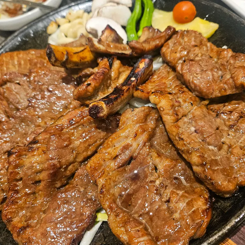 노릇노릇 구워진 돼지갈비