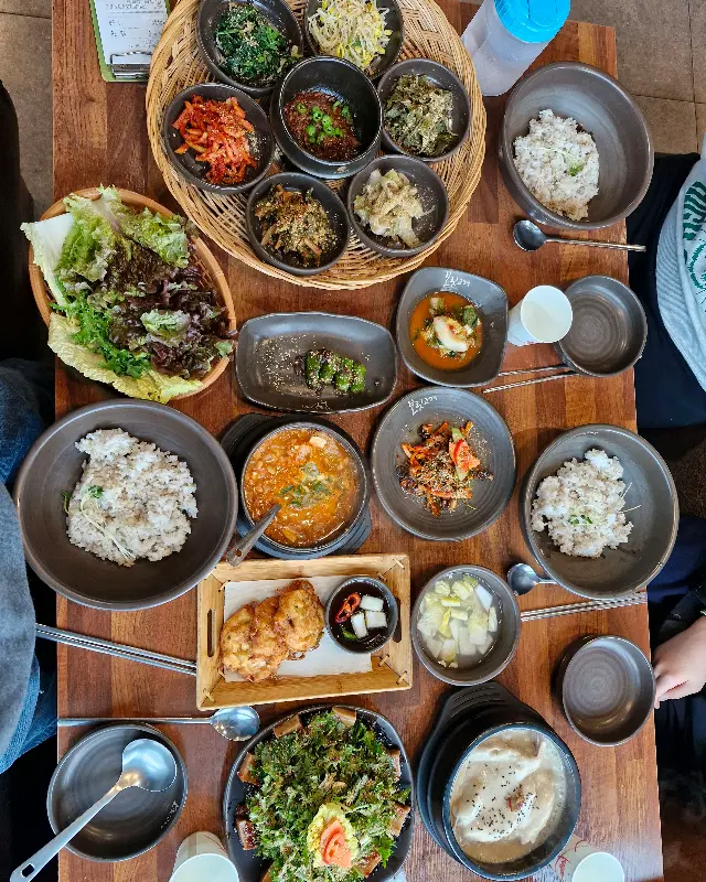 푸짐하게 차려진 보리밥 정식