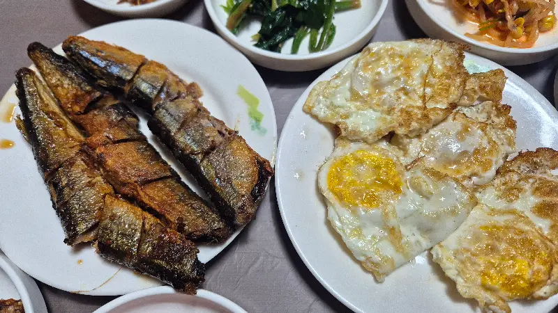 꽁치구이와 계란후라이
