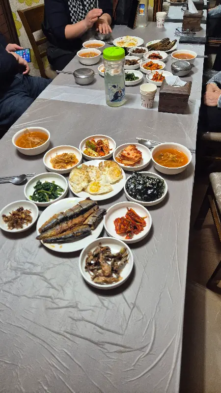 테이블 가득 차려진 음식