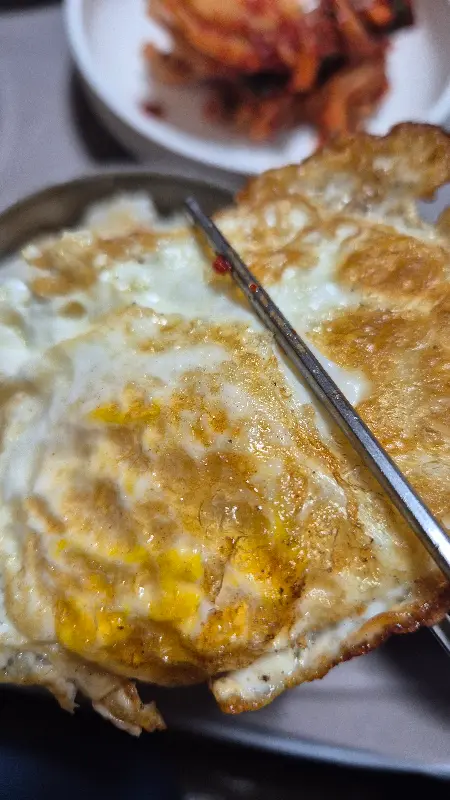 노릇하게 구워진 계란후라이