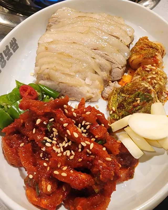 황금 배추에 가브리살 한 점, 매콤한 김치 속을 올려 한 입 가득 싸 먹으면 천상의 맛을 느낄 수 있다.