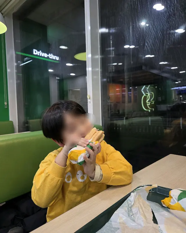 샌드위치를 맛있게 먹는 아이