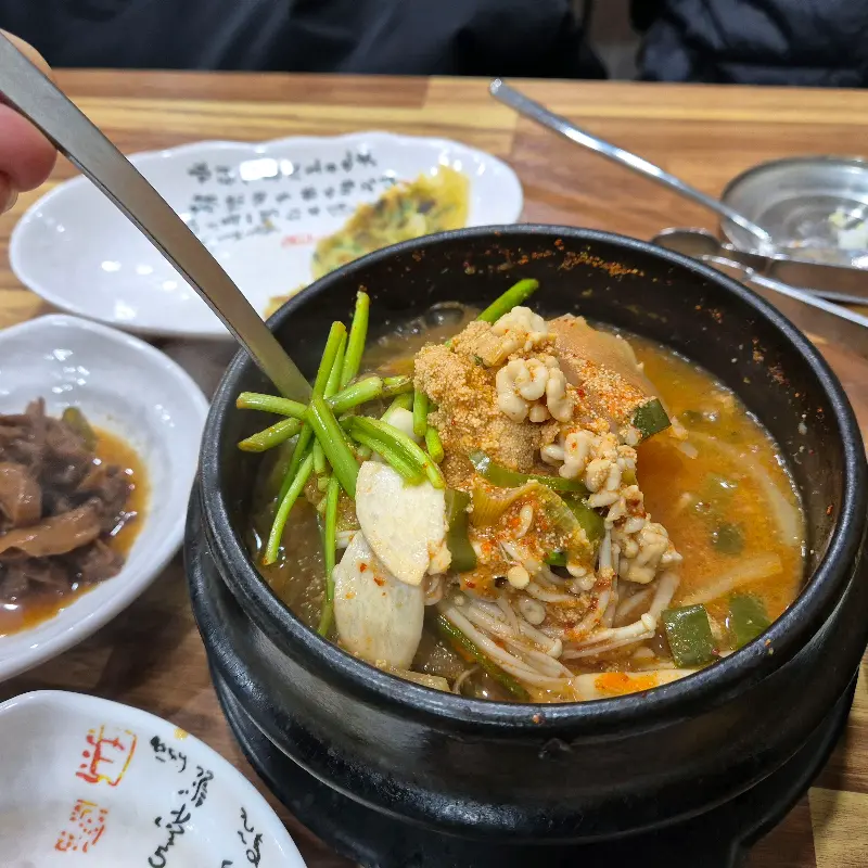 푸짐한 알과 곤이가 들어간 얼큰한 알탕