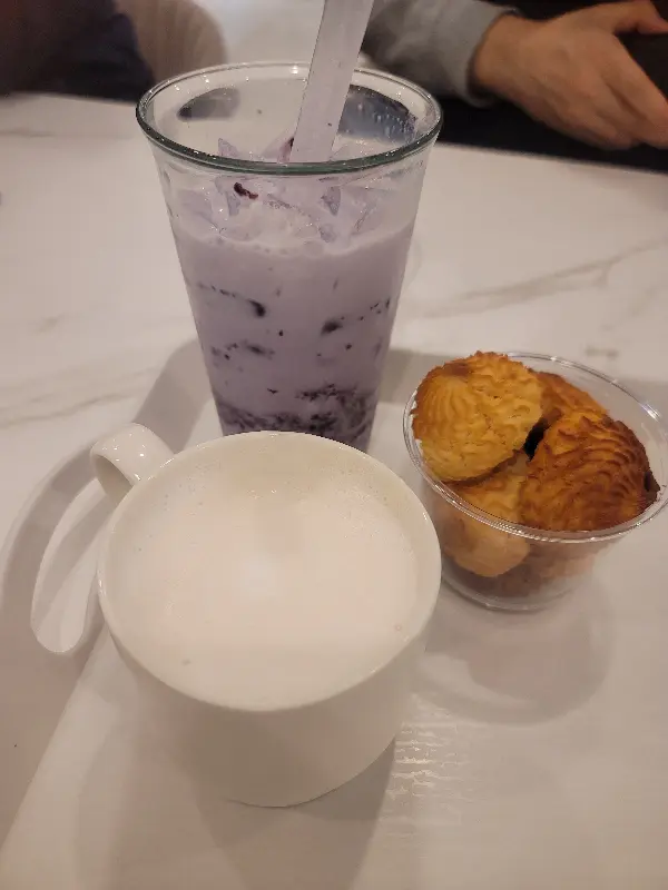 깔끔한 쟁반 위에 놓인 블루베리 라떼, 카페 라떼, 상투과자의 모습