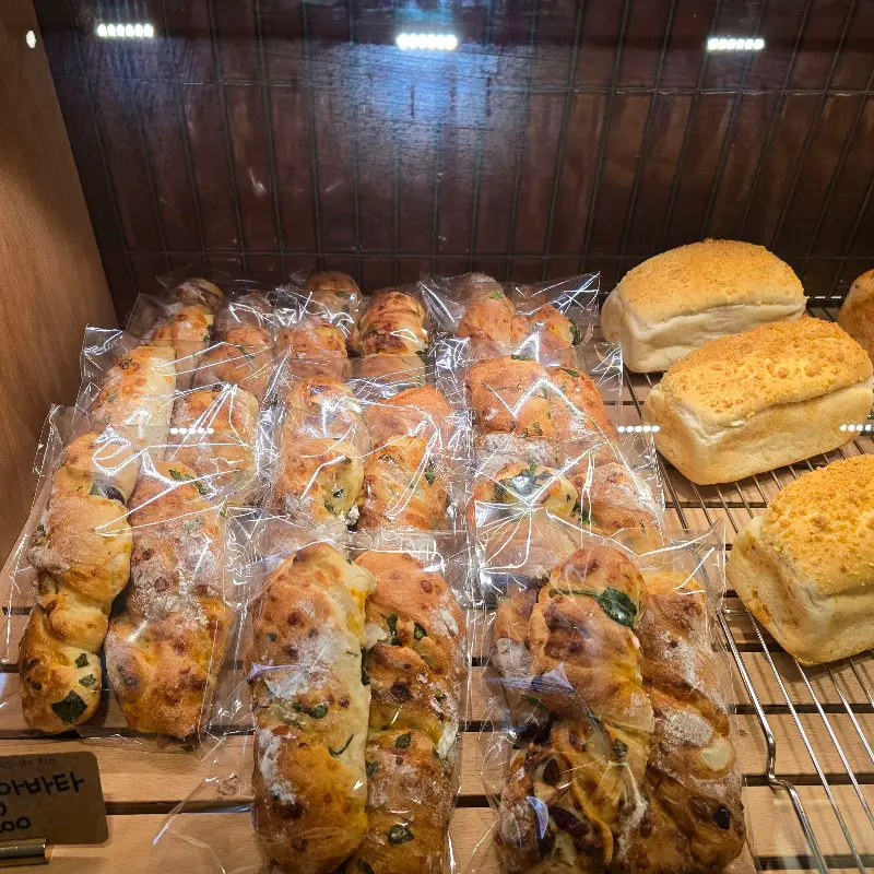 다양한 종류의 빵이 진열된 쇼케이스