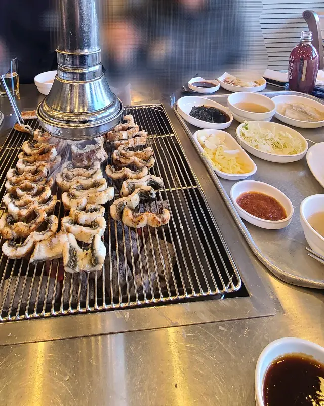 다채로운 밑반찬과 숯불