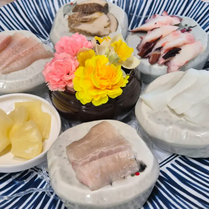 아름다운 플레이팅이 돋보이는 해산물 모듬