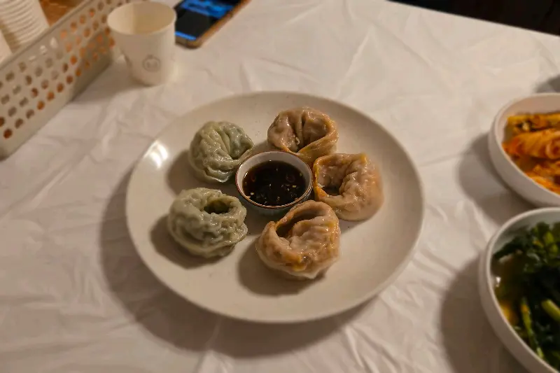 윤기가 흐르는 만두의 모습