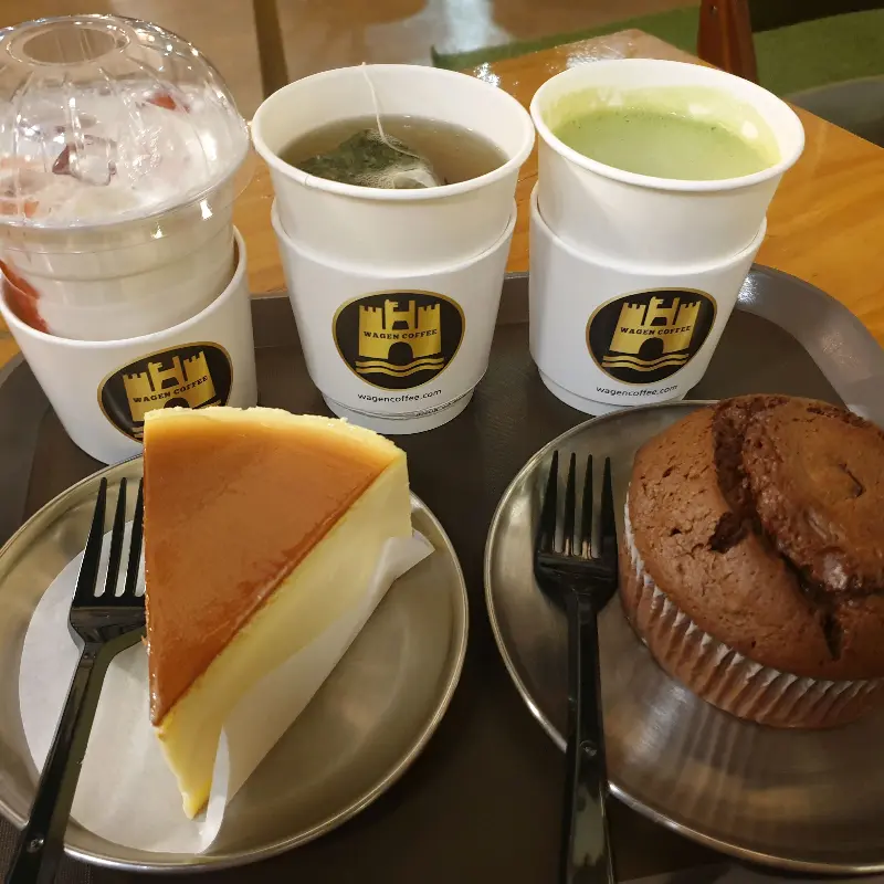 케이크와 머핀, 그리고 다양한 음료