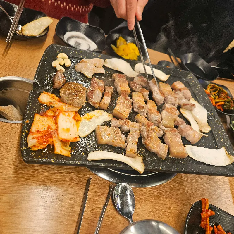 무돈 본점의 풍성한 셀프바