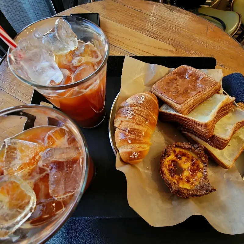 크루아상과 팡도르, 그리고 음료