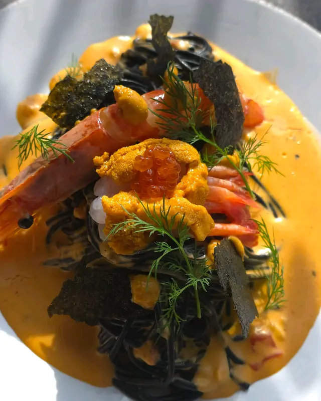 성게알과 단새우 먹물 스파게티