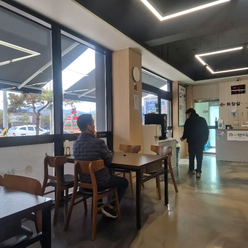 깔끔한 매장 내부