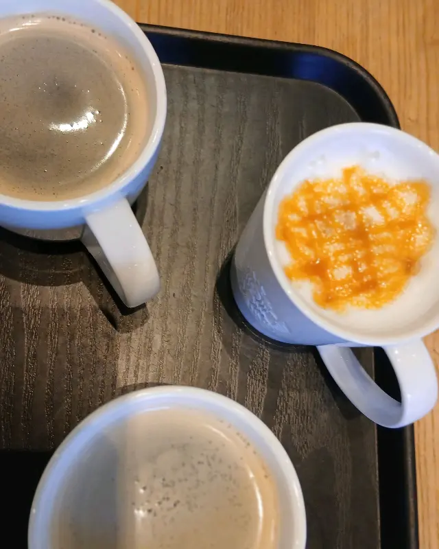 음료 여러 잔이 쟁반에 담겨있는 모습