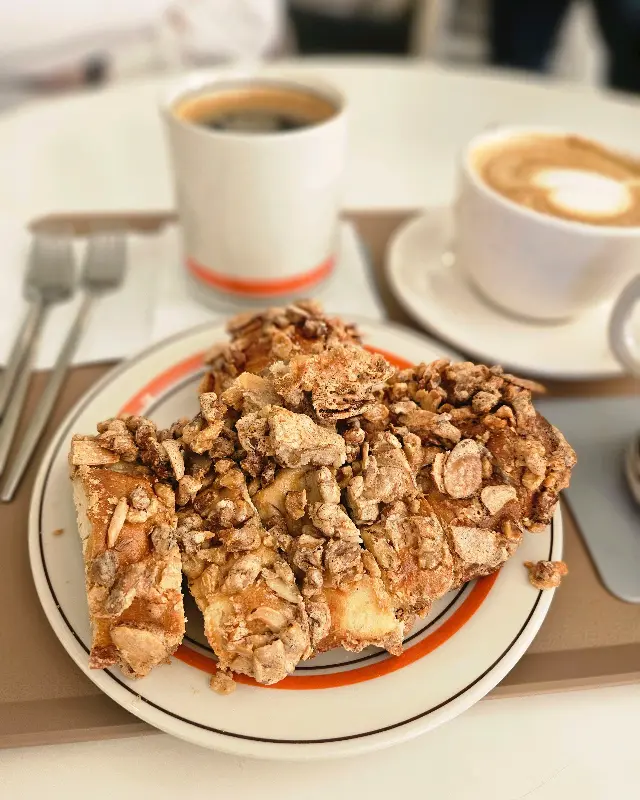 크루아상과 커피