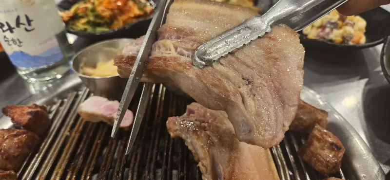 직원분이 직접 구워주는 흑돼지