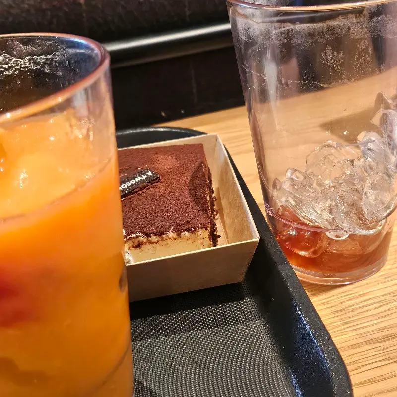 티라미수와 음료