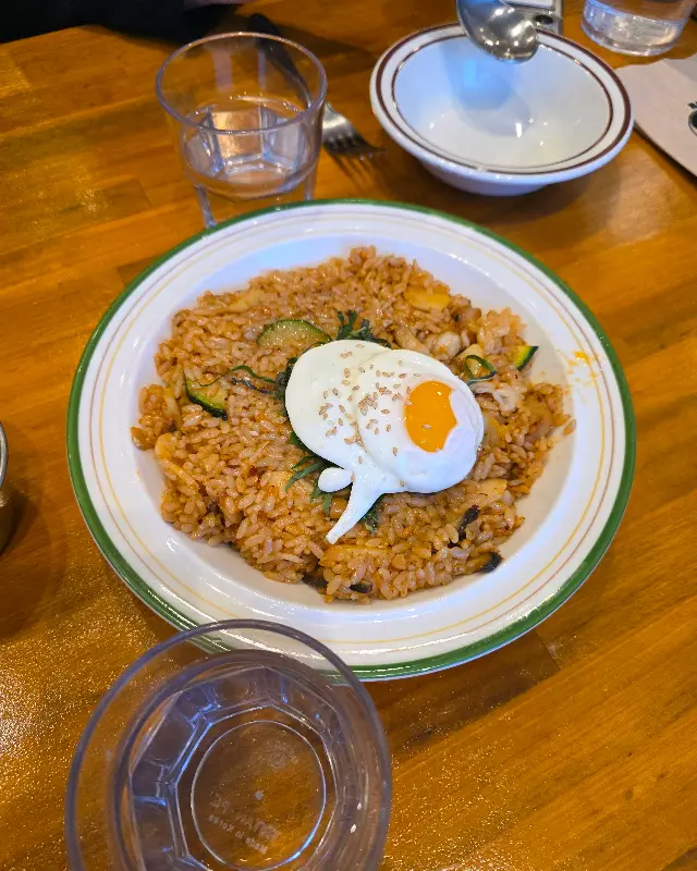 강된장 목살 필라프 위에 올려진 먹음직스러운 반숙 계란