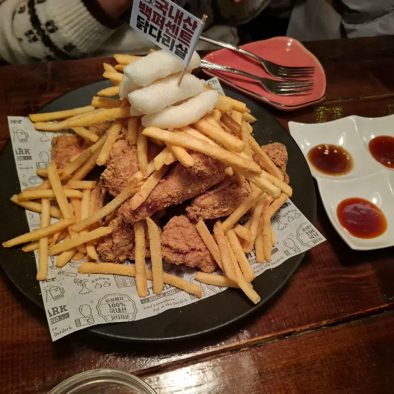 푸짐하게 쌓인 치킨, 감자튀김, 떡