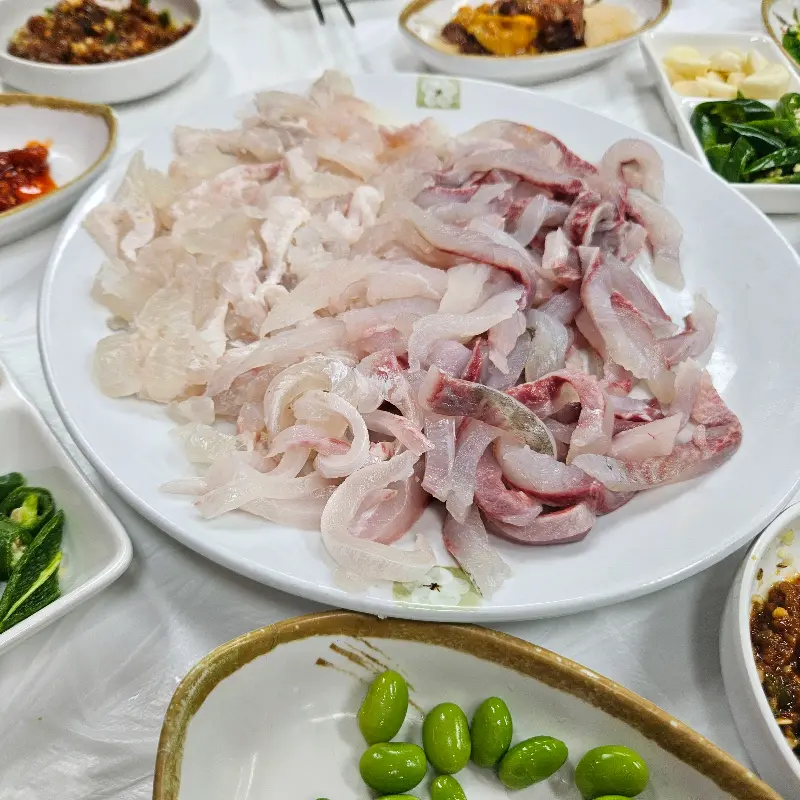 신선함이 느껴지는 숭어회 한 상