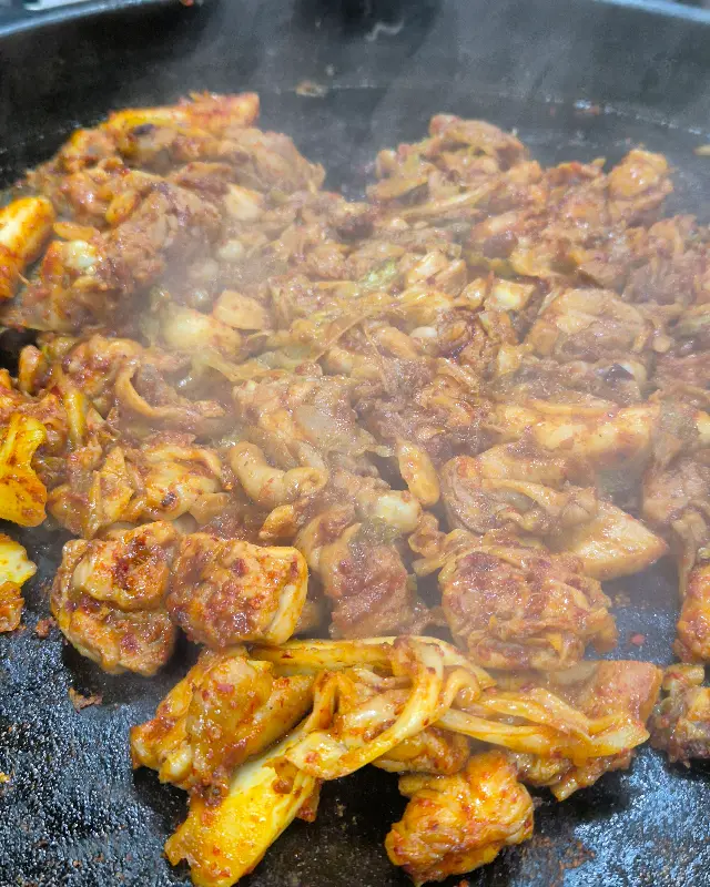 맛있게 볶아진 닭갈비