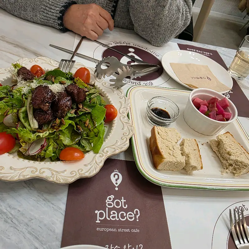 샐러드와 식전빵