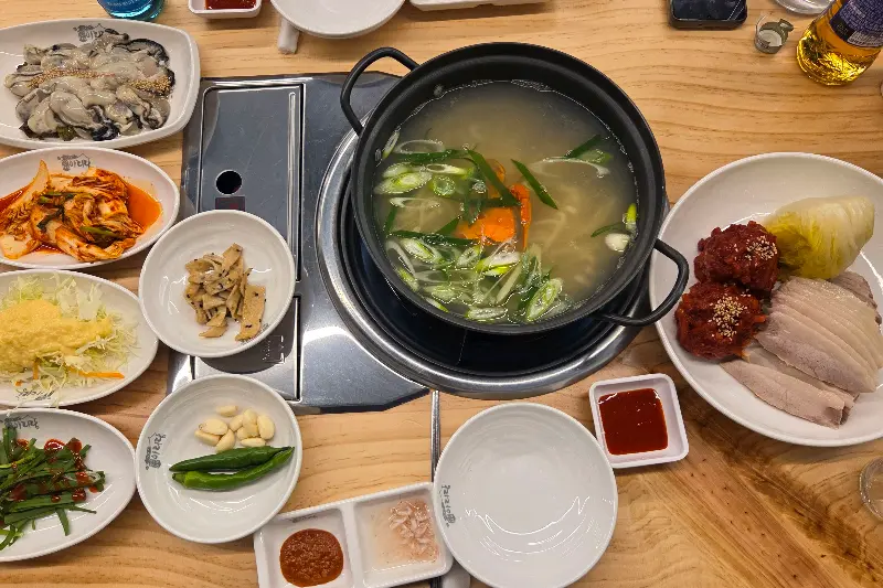 만찬을 즐기는 행복한 식탁